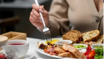 Lista për t’u shmangur: Ushqimet që duhen eliminuar menjëherë nga dieta, por që i konsumojmë çdo ditë