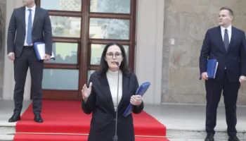 Litri i naftës arriti deri në 198 lekë, ministrja Ibrahimaj: Po monitorojmë, bordi mund të ngrihet vetëm nëse rritja e çmimeve vazhdon