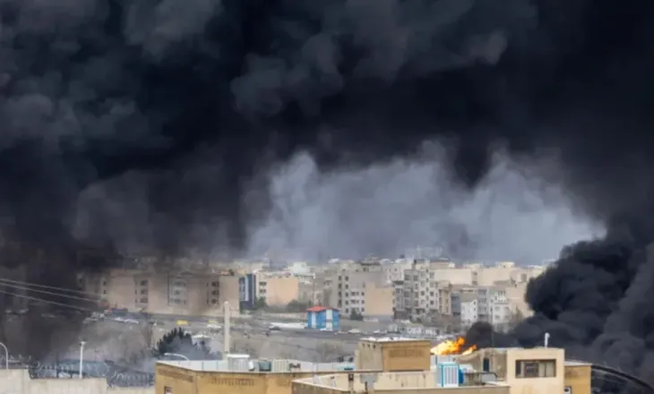 LIVE/ Dy javë luftë në Lindjen e Mesme, SHBA godet “xhevahirin” e naftës iraniane, Teherani përgjigjet duke sulmuar ambasadën amerikane në Irak. Trump: Irani është mposhtur, po luten për marrëveshje