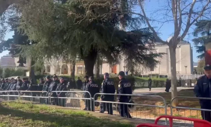 LIVE/ Kuvend dhe protestë në orën 10:00, “blindohet” Parlamenti, pritet seancë e tensionuar për imunitetin e Ballukut. Ambasada Britanike: Imuniteti parlamentar mos të pengojë drejtësinë