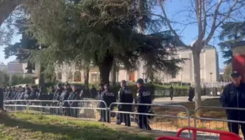 LIVE/ Kuvend dhe protestë në orën 10:00, “blindohet” Parlamenti, pritet seancë e tensionuar
