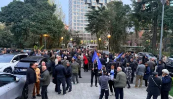 LIVE/ PD zhvillon protestën e radhës kombëtare, mblidhen tubuesit. Berisha mbërrin në selinë blu