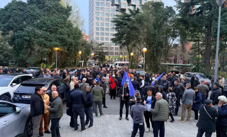 LIVE/ PD zhvillon protestën e radhës kombëtare, mblidhen tubuesit. Berisha mbërrin në selinë blu