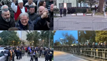 LIVE/ Protesta e opozitës nis me molotovë dhe fishekzjarrë drejt Kryeministrisë, protestuesit përshkallëzojnë situatën, policia thirrje për të ndaluar sulmet
