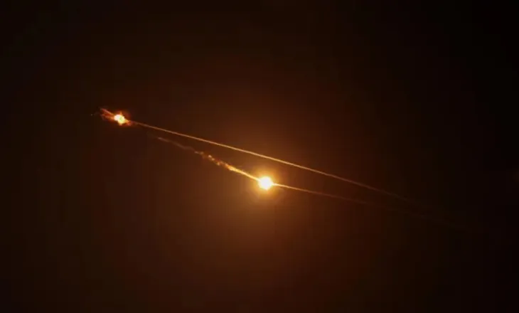 LIVE/ Vijon lufta në Lindjen e Mesme! Teherani kërcënon se do të vrasë Netanyahun, ky i fundit publikon video duke pirë kafe. Lideri i Iranit “arratiset” në Moskë