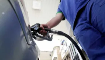 Lufta, “kapërcen” çmimi i naftës, ndikim nga mbyllja e Ngushticës së Hormuzit dhe goditja e rafinerive në Gjirin Persik