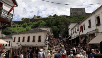 Lufta mund të shpëtojë turizmin, në Shqipëri po vijnë të huajt që anuluan planet në Lindjen e Mesme