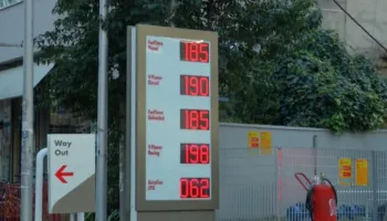 Lufta në Lindjen e Mesme shtrenjton naftën në Shqipëri! Në Elbasan shkon deri 195 lekë/litër, rritet çmimi edhe në Tiranë