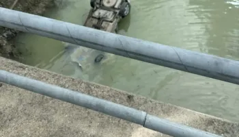 Makina bie nga ura dhe përfundon në liqen në Gramsh, shpëton për mrekulli drejtuesi i automjetit