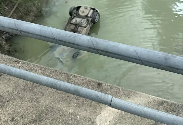 Makina bie nga ura dhe përfundon në liqen në Gramsh, shpëton për mrekulli drejtuesi i automjetit