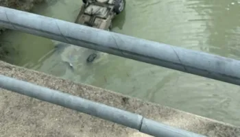 Makina del nga rruga dhe përfundon në liqenin e Banjës, shpëton mrekullisht shoferi