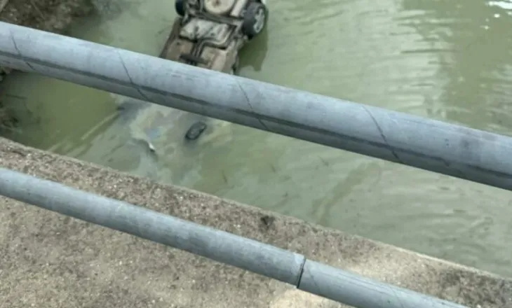 Makina del nga rruga dhe përfundon në liqenin e Banjës, shpëton mrekullisht shoferi