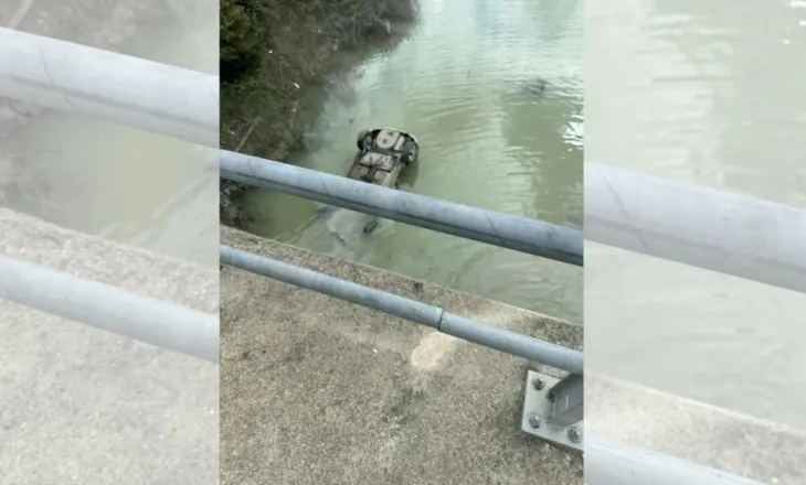 Makina devijon nga rruga e përfundon në liqenin e Banjës, shpëton mrekullisht shoferi