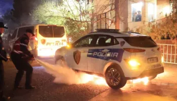 Makina e policisë mori flakë përpara PS-së, reagon Balla: Ta paguajnë nga paga e tyre