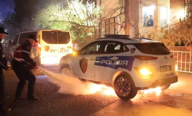 Makina e policisë mori flakë përpara PS-së, reagon Balla: Ta paguajnë nga paga e tyre