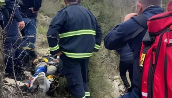 Makina ‘fluturon’ në humnerë/ Aksident i frikshëm në Tepelenë, shpëton drejtues