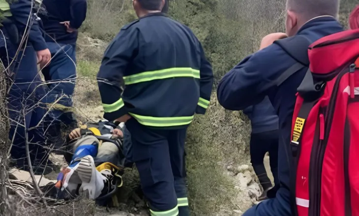 Makina ‘fluturon’ në humnerë/ Aksident i frikshëm në Tepelenë, shpëton drejtues