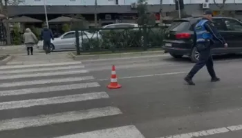 Makina përplas 57-vjeçaren në vijat e bardha në Vlorë, drejtuesi i mjetit largohet me shpejtësi nga vendngjarja
