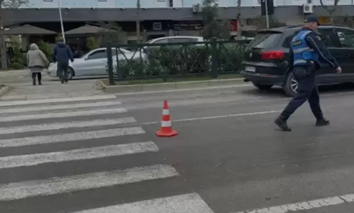 Makina përplas 57-vjeçaren në vijat e bardha në Vlorë, drejtuesi i mjetit largohet me shpejtësi nga vendngjarja