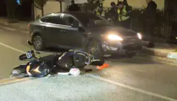 Makina përplas çiftin e bashkëshortëve që udhëtonte me motor