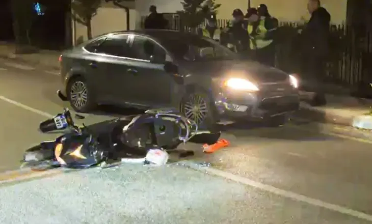 Makina përplas çiftin e bashkëshortëve që udhëtonte me motor