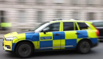 Makina përplas këmbësorët në Angli, disa të plagosur, arrestohet drejtuesi i mjetit