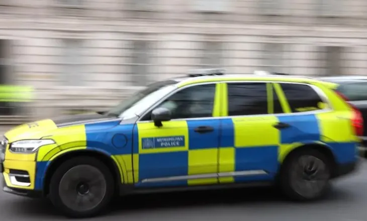 Makina përplas këmbësorët në Angli, disa të plagosur, arrestohet drejtuesi i mjetit