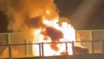 Makina shkrumbohet nga flakët në autostradën Fier-Vlorë, nuk ka të lënduar