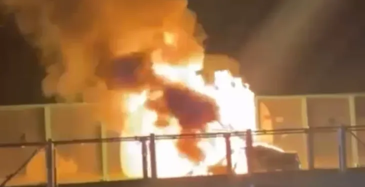 Makina shkrumbohet nga flakët në autostradën Fier-Vlorë, nuk ka të lënduar