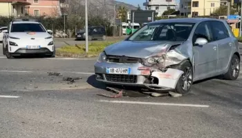 Makinat përplasen ‘kokë më kokë’ në aksin Lezhë-Shkodër, shpëtojnë mrekullisht drejtuesit