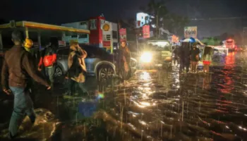 Makinat tërësisht të mbuluara nga uji, të paktën 62 viktima nga përmbytjet, pamje të frikshme nga Kenia