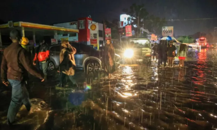 Makinat tërësisht të mbuluara nga uji, të paktën 62 viktima nga përmbytjet, pamje të frikshme nga Kenia