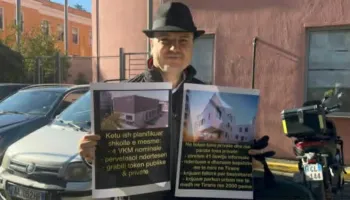 Malltezi nxjerr dokumentet: Rama me 4 VKM i fali tokën Carlos ku do të ndërtohej shkollë  Kryeministri Edi Rama akuzohet se ka favorizuar biznesmenin Carlo Bolino përmes katër Vendimeve të Këshillit të Ministrave (VKM) me karakter nominativ, të miratuara brenda një periudhe nëntëmujore. Sipas denoncimit publik të Jamarbër Malltezit, këto vendime i kanë dhënë në përdorim biznesmenit një pronë, e cila, siç pretendohet, nuk i ka përkitur kurrë atij, por familjeve private tiranase dhe ishte planifikuar për ndërtimin e një shkolle.  Në një deklaratë për mediat pas daljes nga Gjykata Malltezi paraqiti dokumente që sipas denoncuesit, dëshmojnë se SPAK ka heshtur përballë këtyre VKM-ve, ndryshe nga raste të tjera të ngjashme. U theksua se toka në fjalë nuk ka qenë asnjëherë në pronësi të Carlo Bolinos apo të afërmve të zyrtarëve të lartë, por u përkiste familjeve Begeja, Llagami dhe Deliu.  Sipas akuzës, prona u është “vjedhur” pronarëve të ligjshëm përmes VKM-ve të firmosura nga kryeministri Rama.  Jamarbër Malltezi: Siç jeni ju në dijeni, doja t’ju pyesja ju si gazetarë, ku qëndron fyerja apo shpifja në faktin që Edi Rama brenda nëntë muajve ka nxjerrë katër VKM nominative për shtetasin Carlo Bolino? Ku është fyerja? A është e vërtetë apo është e pavërtetë? Katër VKM nominative. Para tre vitesh, SPAK-u, në një nënshtrim total ndaj porosive të Edi Ramës, tha, po e procedoj Sali Berishën se ka bërë VKM nominative. Dhe nuk çoi asnjëherë në Gjykatën Kushtetuese, se s’kishte asnjë. Këtu kemi Edi Ramën, katër VKM nominative për Carlo Bolinon.  Ku është SPAK-u? Është fshehur, ka ikur në drejtim të paditur, sapo i del emri Edi Ramës. Pra kjo e para lidhur me a kemi fyerje apo shpifje apo kemi të vërtetën. Urdhëro ku i jeni, i keni me numra. Fotografojeni, tregojeni. Tjetra, kemi parasysh që ajo tokë. A është fyerje apo shpifje që ajo tokë nuk ka qenë ndonjëherë e Carlo Bolinos? Ka qenë e familjeve private, Begeja, Llagami, Ramazan Deliu, paraardhësi i Llagamëve e me radhë. S’ka qenë kurrë as e Kristaq Ramës, e as e Carlo Bolinos. Për pasojë, si u bë Carlo Bolino pronar? Ia vodhi pronarëve përmes VKM-ve që i ka dhoro me Edi Rama.  Katër VKM nominative ka marrë një pronë për të cilën nuk i është kthyer pronarit të ligjshëm. Një nga këto pronarë të ligjshëm, familja Llagami, është paguar nga Edi Rama 3 milionë euro. Krejtësisht e ligjshme, i duhet. Po ama familja Begeja? Apo është me biografi të keqe? Dhe përveç se të vidhet prona, duhet të përballet dhe me gjyqe, duhet të përballet edhe me shpifs-in ordiner, Carlo Bolino, grabitësin e pronës publike dhe private bashkë.  Ne do përballemi me këtë. Carlo Bolino shpresonte shumë që të ishte zhdukur dokumentat nga Bashkia e Tiranës. Duke patur mikun e tij Erion Veliaj, nuk jepnin dokumenta. Urdhëro ku i kemi. Kjo këtu ka qenë shkollë, në planin vendor të njësisë shtatë, nën-njësia 22. Shkollë për banorët e njësisë shtatë, të cilët nuk kanë një shkollë të mesme. Dhe pronarët e lanë, nuk e kërkuan. Urdhëro ku e kemi, shkollë. E zhduku Edi Rama vetëm e vetëm që ta merrte Carlo Bolino.  Si puna e kësaj këtu, ju ftoj sa herë të keni ndonjë pyetje t’i referoheni këtij materiali. Nevoja më ka detyruar të hapja shumë dokumente dhe të shikoja se si janë vjedhur tokat e tiranasve nga Edi Rama dhe miqtë e tij. Ka mbi 30 shpifje dhe për fat të keq prokurorët publikë kthehen në shpifësa ordinerë, vetëm e vetëm për të mbrojtur Edi Ramën, Carlo Bolinon dhe miqtë e tyre. Ne do jemi dhe do përballemi në vijimësi me hajdutët e tokave. Për fat të mirë i kemi gjetur këto dokumente, të cilat janë publike, i kemi noterizuar dhe do jenë pjesë e dokumentacionit publik…