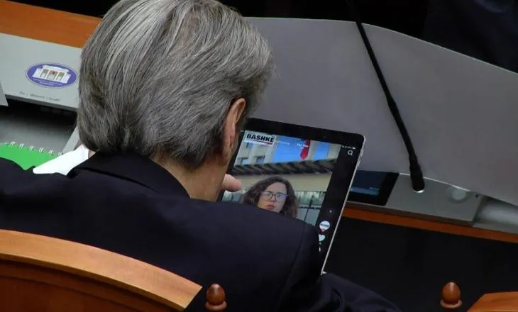 Manja lexon raportin e PS kundër kërkesës së SPAK, Berisha shikon në TikTok videot e ‘Lëvizja Bashkë’