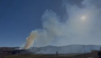 Marrin flakë kodrat e fshatit Leshnicë në Pogradec, era dhe temperatura favorizojnë zjarrin