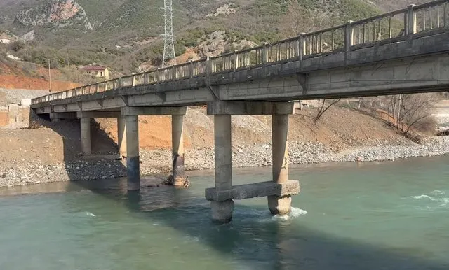 Masakër në lumin Shkumbin, Ura e Mirakës rrezikon shembjen