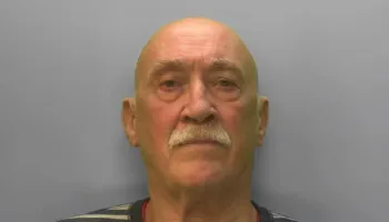 Mashtroi klienten dhe e detyroi të kryente marrëdhënie seksuale me pretekstin se do e ndihmonte me traumat e fëmijërisë, 11 vite burg për psikologun 77-vjeçar në Angli