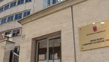 Mashtruan një grua për 2.2 mln euro, Prokuroria e Tiranës zbulon skemën dhe çon në gjyq 6 persona dhe 5 shoqëri (EMRAT)