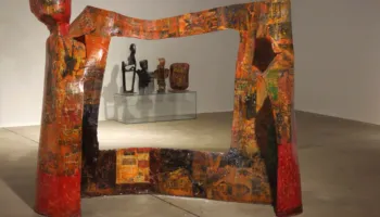 “Mask”, ekspozita që eksploron tensionin midis asaj që ndihet dhe asaj që shihet