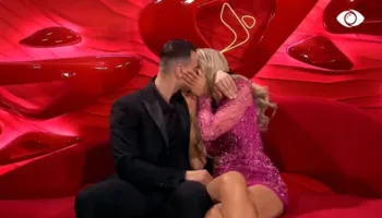 Mateo dhe Brikena në dhomën e rrëfimit, përjetojnë puthjen e tyre të parë