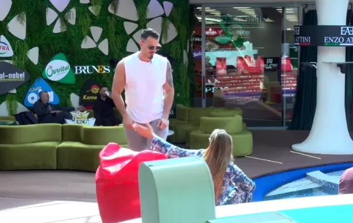 Mateo: Ke rënë në dashuri me një burrë të martuar. Juela: Ti përdor vajzat