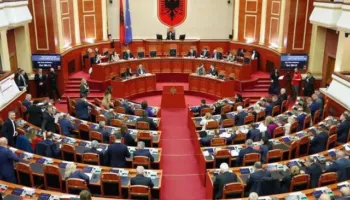 Mazhoranca dhe opozita përballen sërish, Kuvendi mblidhet pas një ore, ja çështjet që pritet të diskutohen