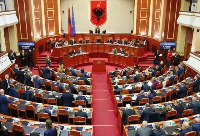 Mazhoranca dhe opozita përballen sërish, Kuvendi mblidhet pas një ore, ja çështjet që pritet të diskutohen