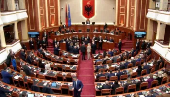 Mazhoranca voton ndryshimet në Qeveri, ministrat e rinj marrin nga 83 vota pro. Berisha e Topalli kundër largimit të Spiropalit