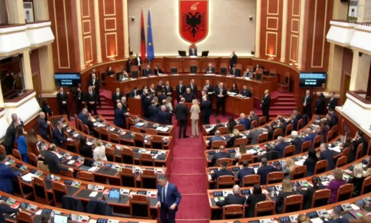 Mazhoranca voton ndryshimet në Qeveri, ministrat e rinj marrin nga 83 vota pro. Berisha e Topalli kundër largimit të Spiropalit