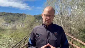 ‘Mbahet me dërrasa të gozhduara’, Kalaja denoncon gjendjen e urës në fshatin Sukth-Vendas: Rrezikohen banorët