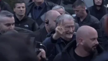 Mbahet sot protesta kombëtare e opozitës, Berisha mbërrin në selinë blu