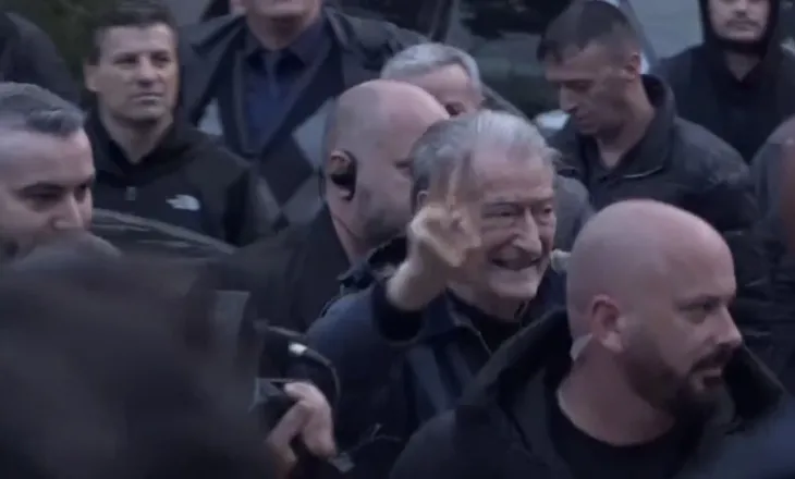 Mbahet sot protesta kombëtare e opozitës, Berisha mbërrin në selinë blu