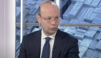 “Mbaj shënime,i paaftë”,plas sherri në studio mes gazetarit dhe sekretarit demokrat:E pe me atë me xham apo atë pa xham