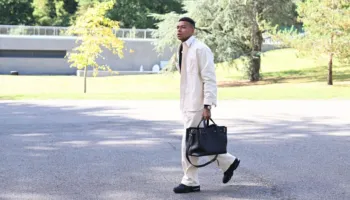Mbappé kthehet në “fjalëkryq” me çantën luksoze mbi 3000 euroshe dhe mesazhin e “fshehur”